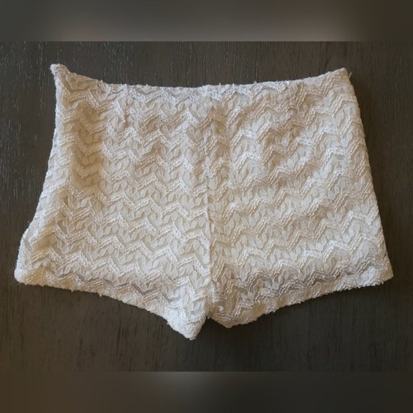 Cream Lace Shorts Size Medium - Picture 2 of 4